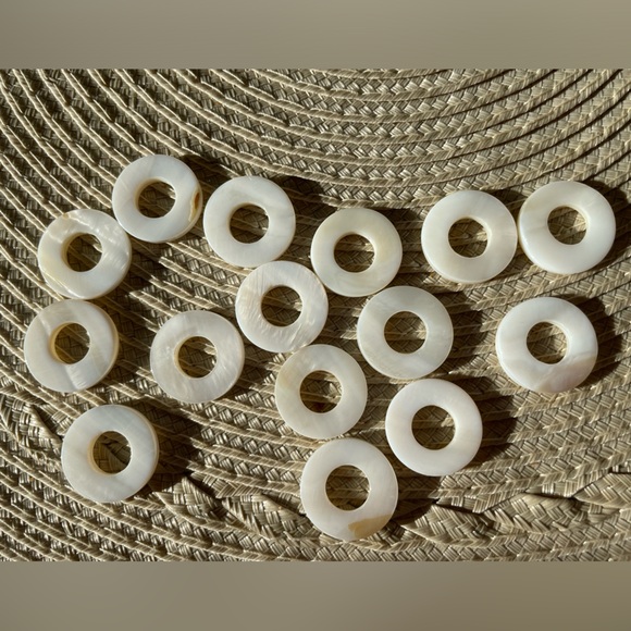 15 Stunning Round Cream 20mm Donut Shell Beads for Jewelry Craft Making - Picture 2 of 5